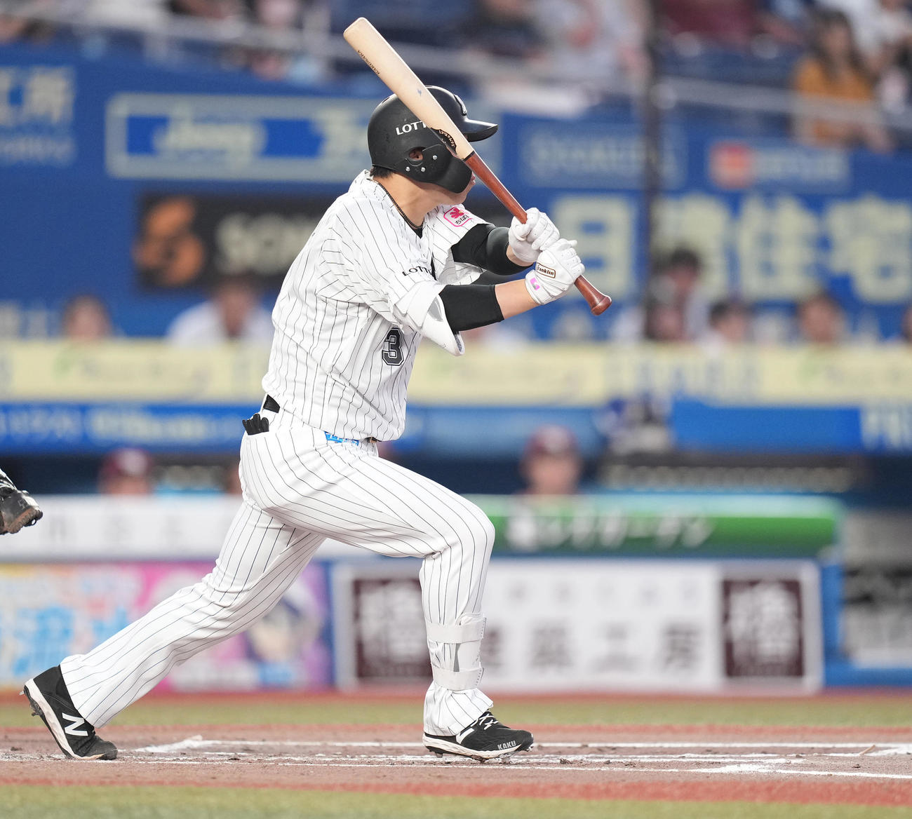ロッテ対楽天　1回裏ロッテ無死一、二塁、中前適時打を放つ角中（撮影・鈴木みどり）