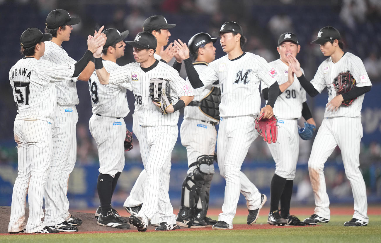 ロッテ対楽天　楽天に勝利し、タッチを交わすロッテナイン（撮影・鈴木みどり）