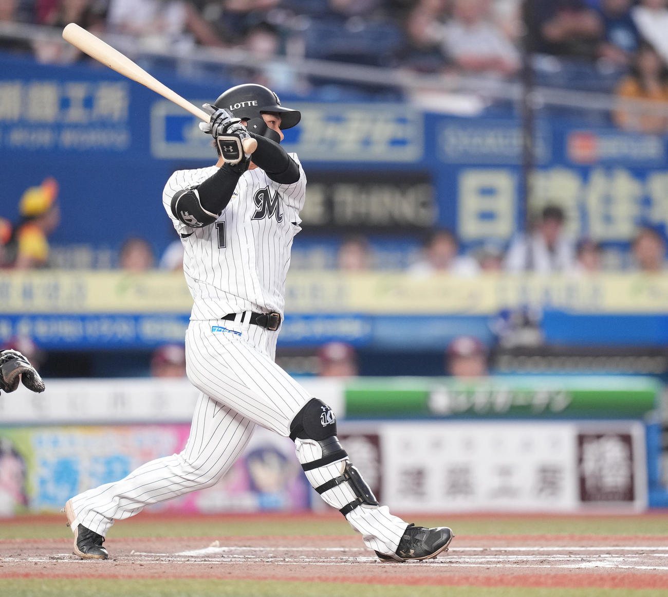 ロッテ対楽天　1回裏ロッテ無死二、三塁、中2点適時打を放つ藤原（撮影・鈴木みどり）