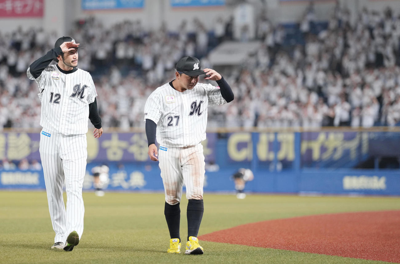 ロッテ対楽天　楽天に勝利し、ファンの声援に応えるロッテ石川歩（左）と田村（撮影・鈴木みどり）