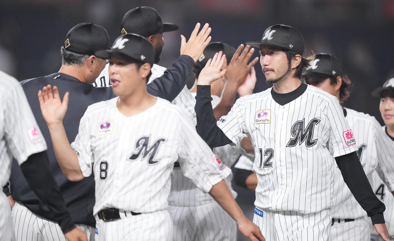 ロッテ対楽天　勝利投手のロッテ石川歩（右）は吉井監督とタッチを交わす（撮影・鈴木みどり）