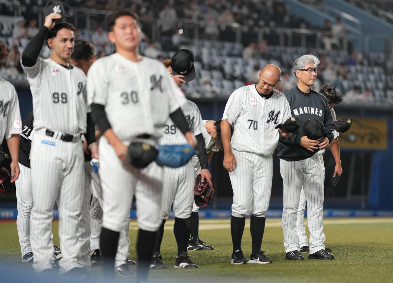 ロッテ対楽天　楽天に快勝し、ファンの声援に応えるロッテ吉井監督（右）（撮影・鈴木みどり）