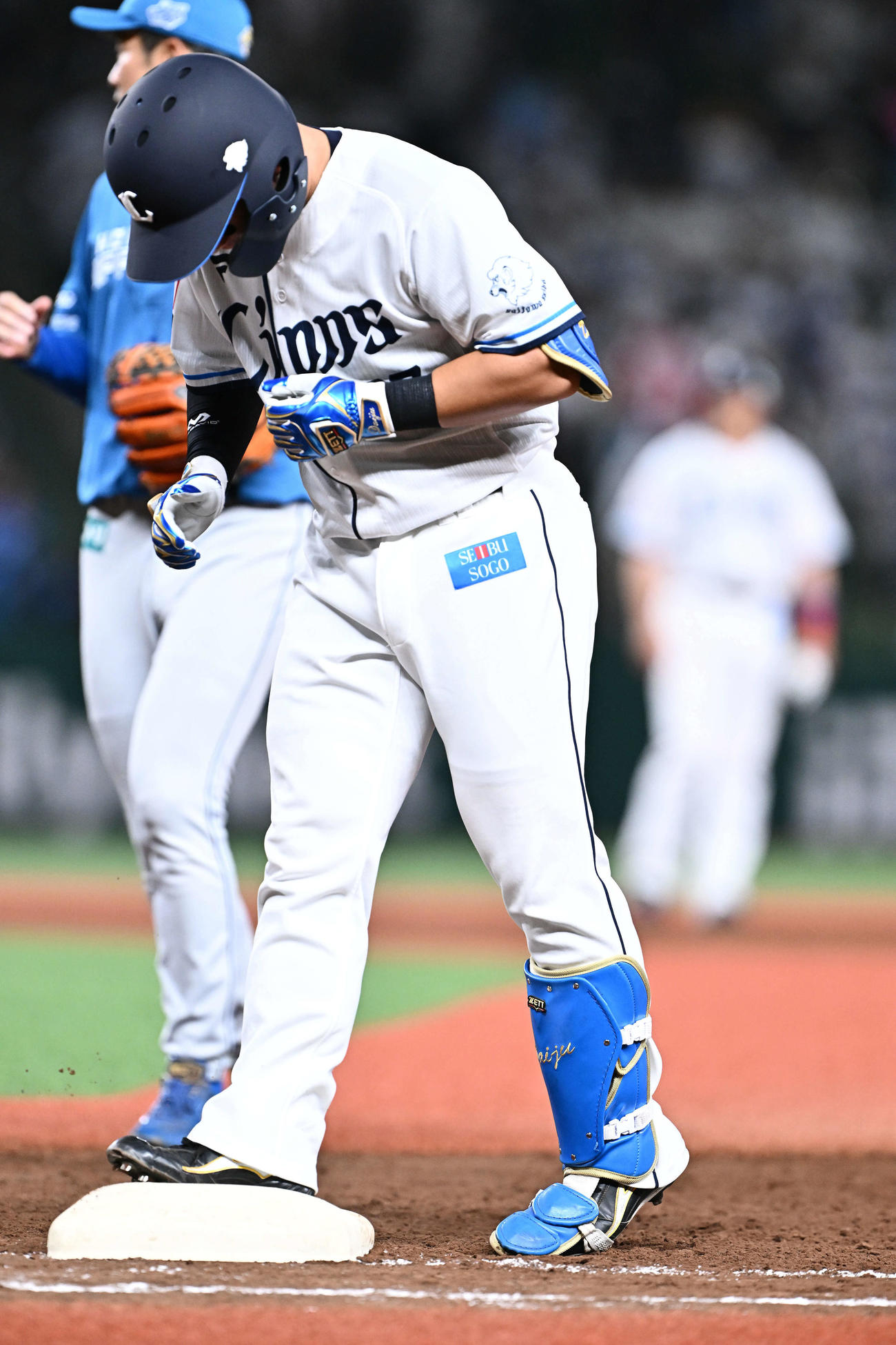 西武対日本ハム　4回裏西武2死一、二塁、野村大は移籍後初の安打となる中前打を放ち一塁ベースを踏み付ける（撮影・滝沢徹郎）