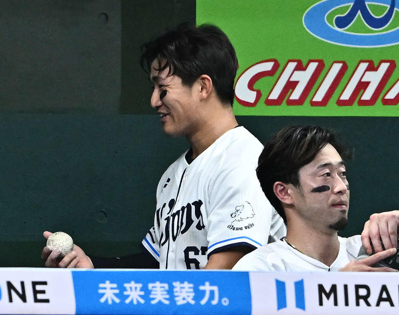 西武対日本ハム　4回裏に移籍後初の安打を放った西武野村大（後方）は記念球を手に笑顔を見せる（撮影・滝沢徹郎）