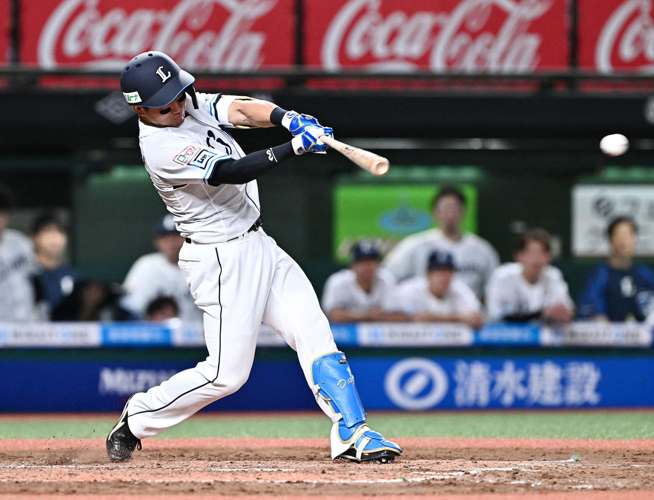西武対日本ハム　4回裏西武2死一、二塁、野村大は移籍後初の安打となる中前打を放つ（撮影・滝沢徹郎）
