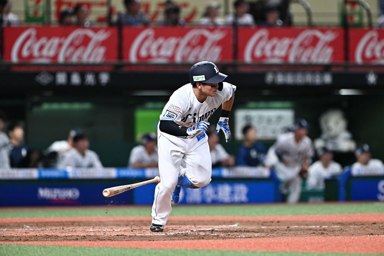 西武対日本ハム　4回裏西武2死一、二塁、野村大は移籍後初の安打となる中前打を放つ（撮影・滝沢徹郎）