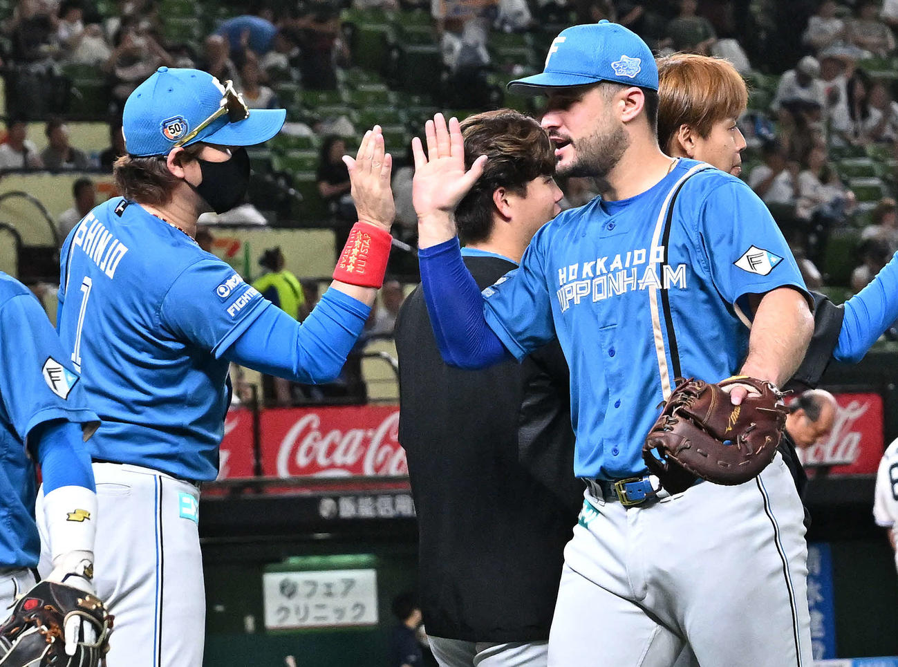 西武対日本ハム　試合後、日本ハム新庄監督（左）はマルティネスとタッチをかわす（撮影・滝沢徹郎）