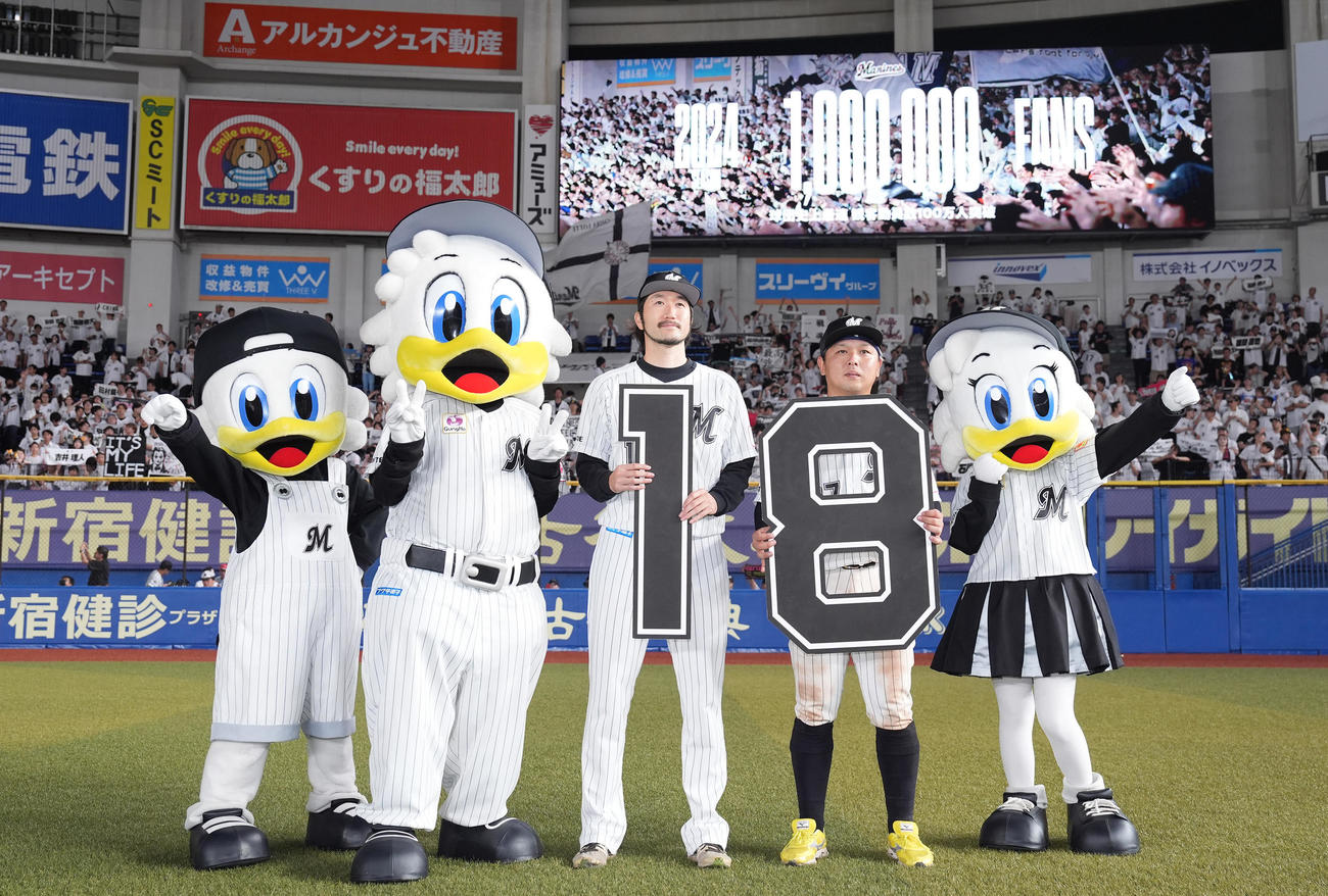 ロッテ対楽天　18得点で楽天に快勝し、記念撮影に納まるロッテ石川歩（左）と田村（撮影・鈴木みどり）
