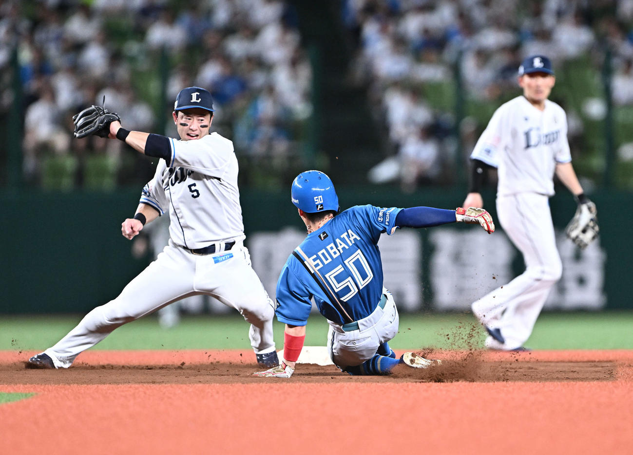 西武対日本ハム　7回表日本ハム無死一塁、二塁盗塁を決める代走五十幡（中央）。左は二塁手外崎（撮影・滝沢徹郎）