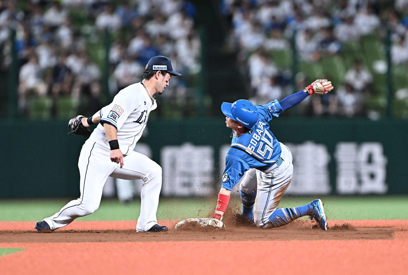 西武対日本ハム　7回表日本ハム無死一塁、二塁盗塁を決める代走五十幡（右）。二塁手外崎（撮影・滝沢徹郎）