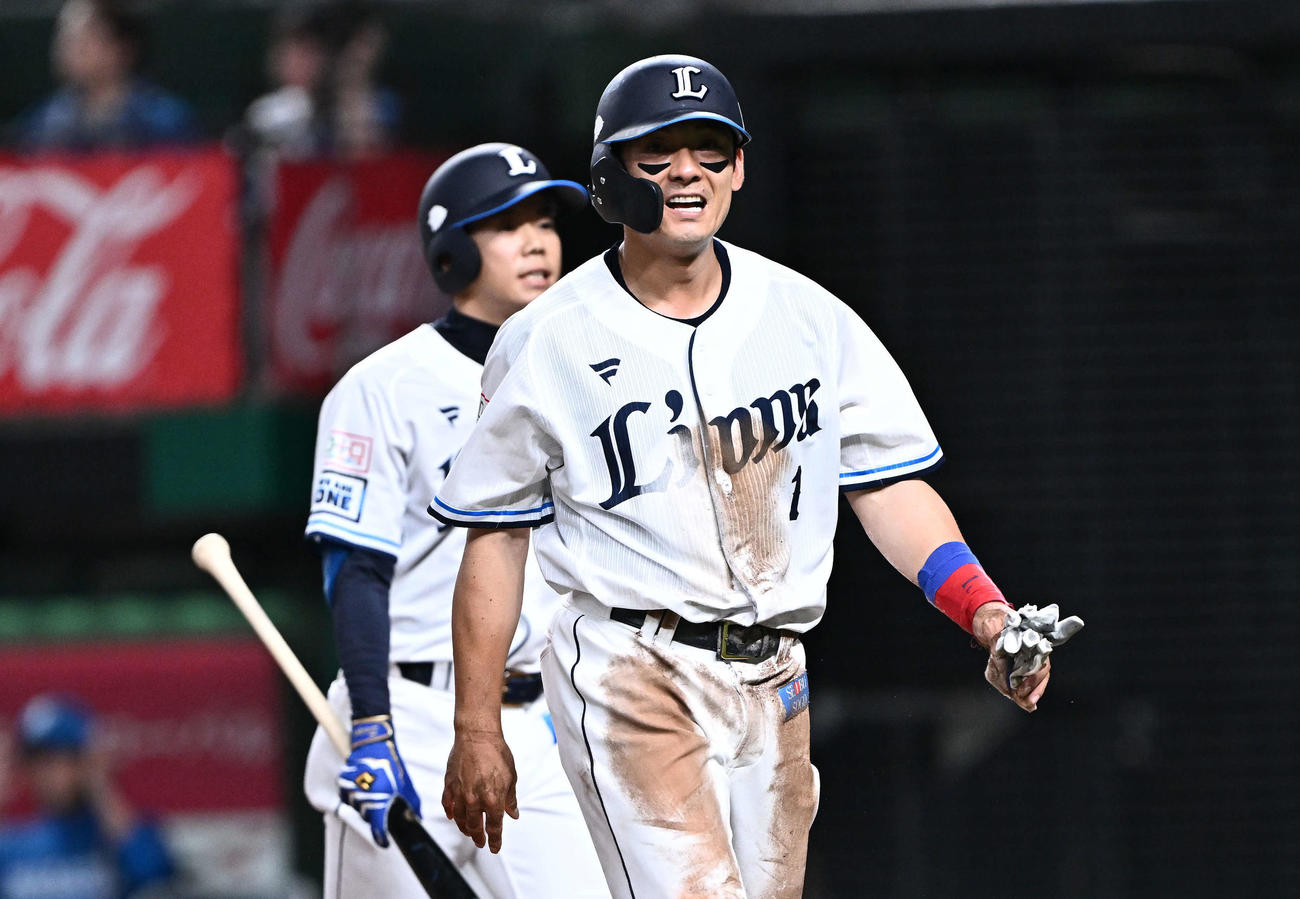 西武対日本ハム　2回裏西武2死三塁、栗山（手前）は生還を狙うもアウトになり悔しげに引き揚げる（撮影・滝沢徹郎）
