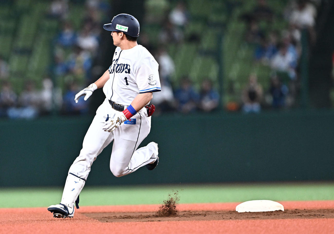 西武対日本ハム　2回裏西武1死、栗山は中越え三塁打を放ち二塁を回る（撮影・滝沢徹郎）