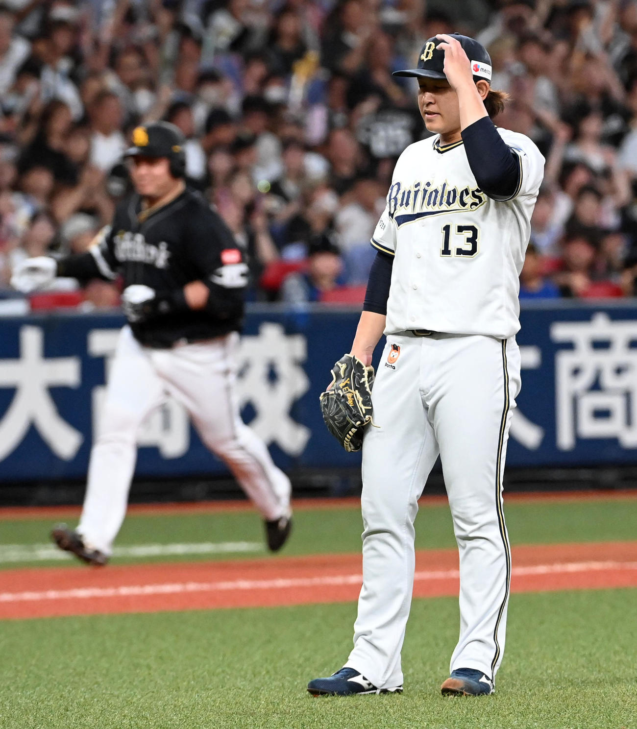 オリックス対ソフトバンク　4回表ソフトバンク無死、山川に中越え本塁打を打たれがっくりする宮城（撮影・前岡正明）