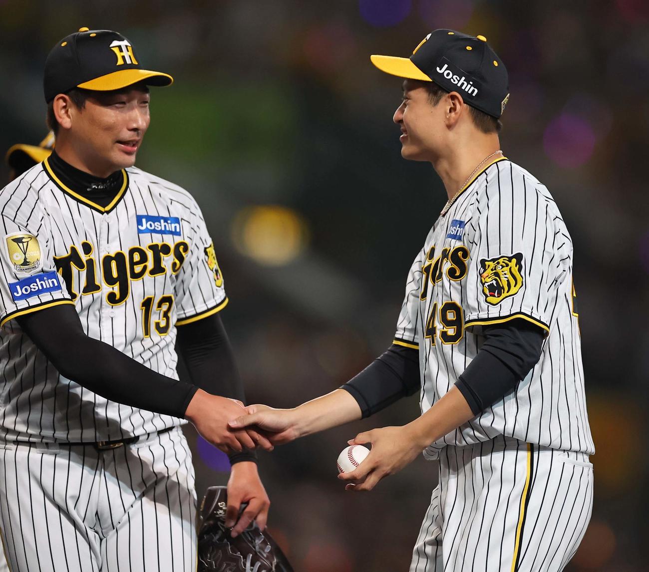 阪神対ヤクルト　勝利球を手に岩崎（左）と握手を交わす大竹（撮影・上田博志）
