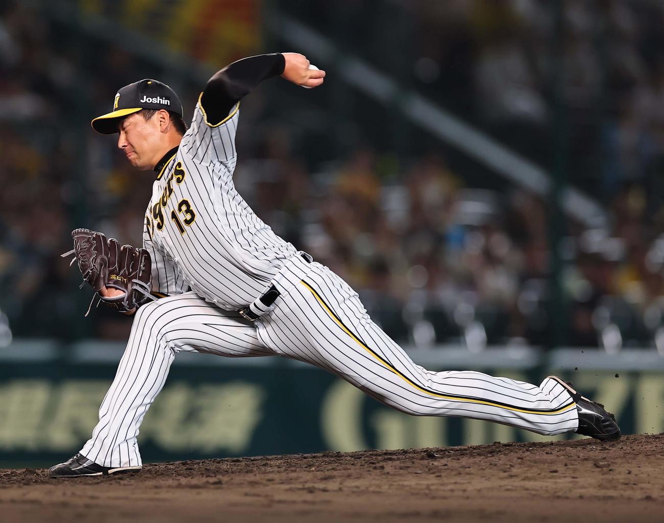 阪神対ヤクルト　阪神4番手の岩崎はスローボールを投げる（撮影・上田博志）