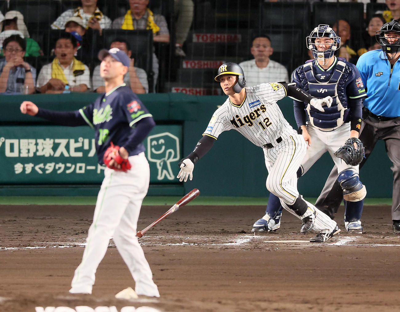 阪神対ヤクルト　6回裏阪神2死一塁、坂本は中適時二塁打を放つ。投手石山（撮影・加藤哉）