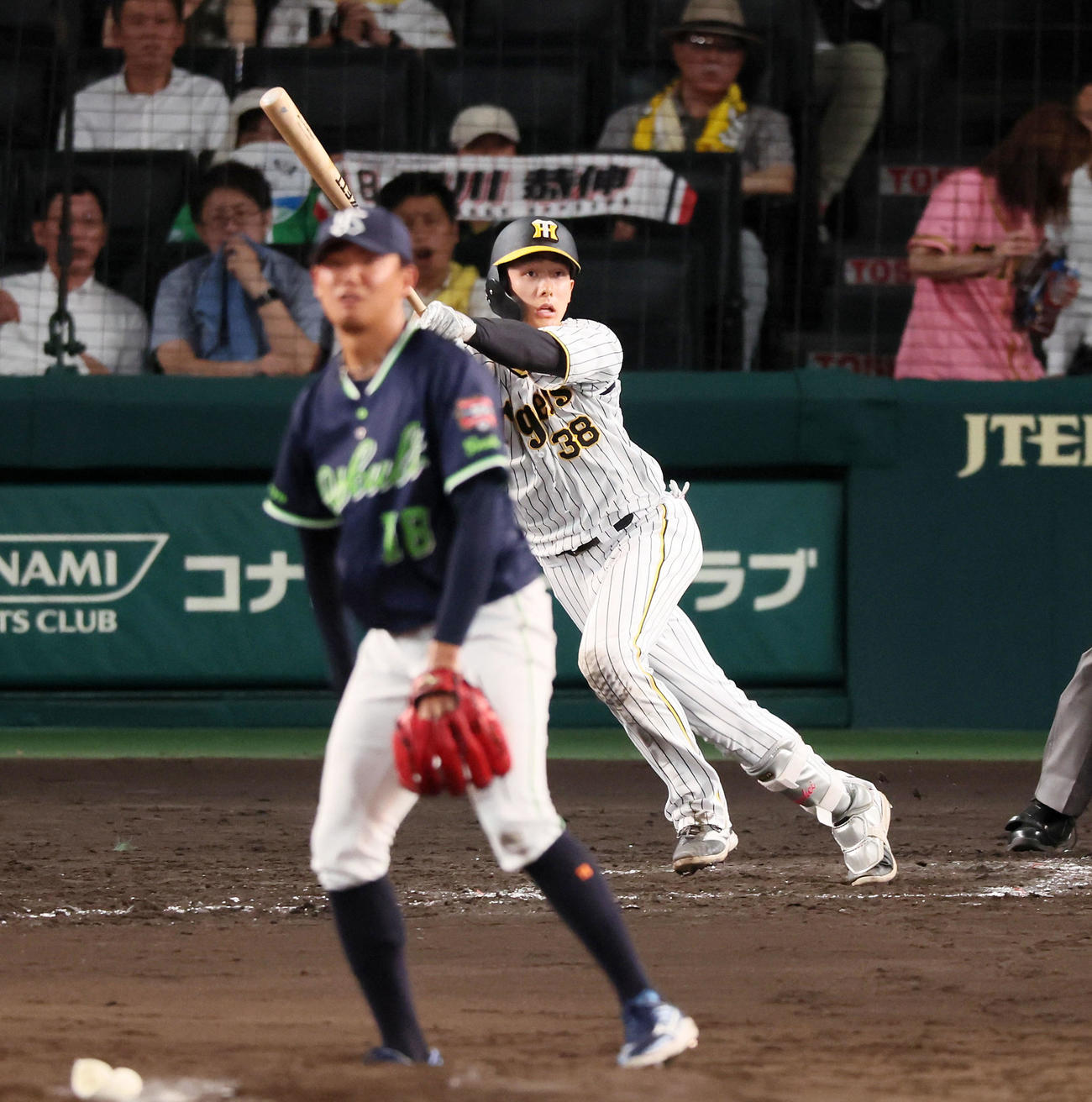 阪神対ヤクルト　5回裏阪神無死、小幡は左中間二塁打を放つ。投手奥川（撮影・加藤哉）