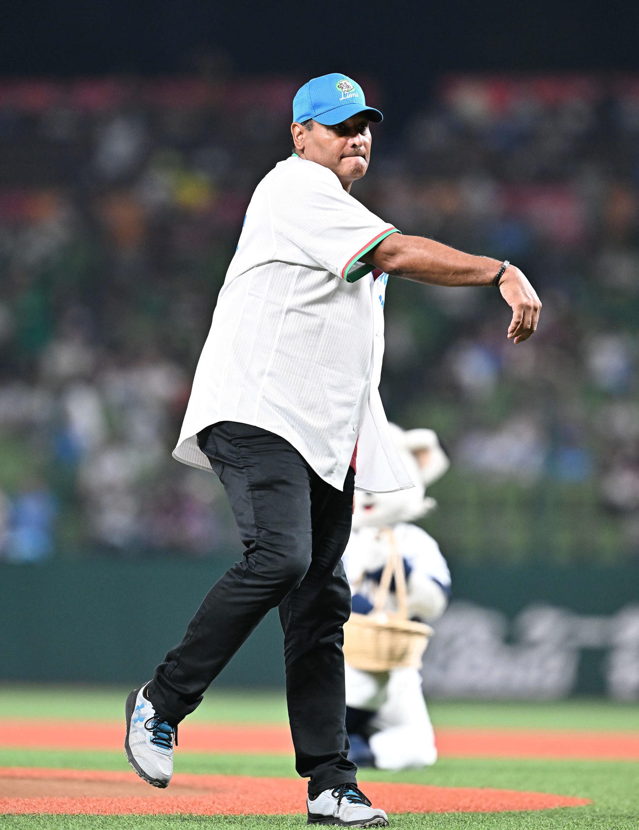 23年9月27日　西武対楽天　セレモニアルピッチするデストラーデ氏