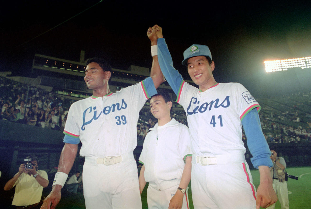 90年6月16日、ダイエーにサヨナラ勝ちし、ヒーローインタビューで笑顔を見せる西武デストラーデ（左）と渡辺久