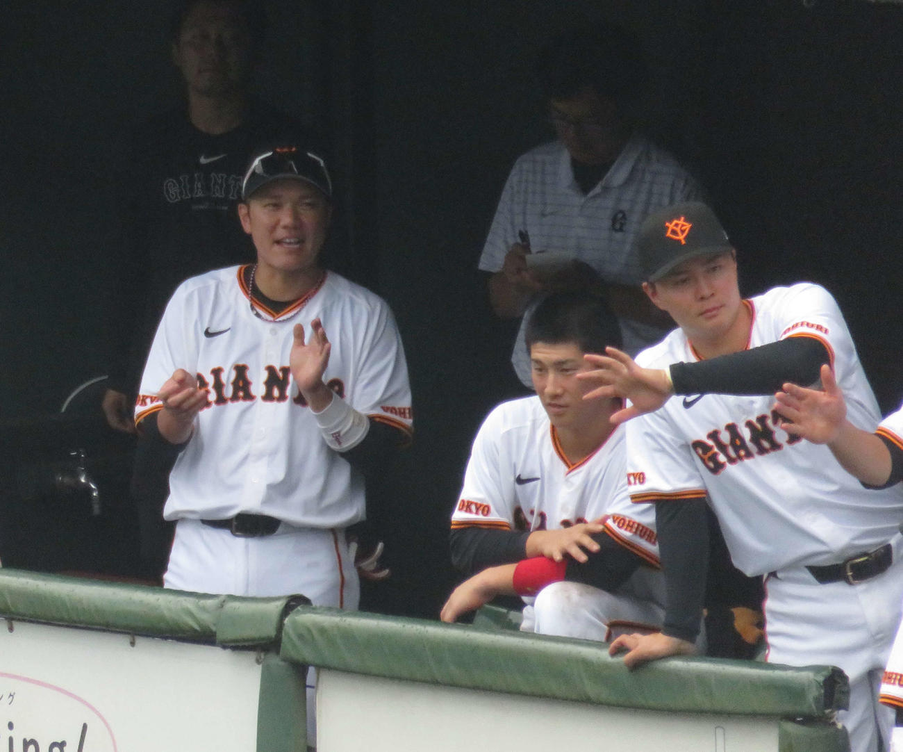 ベンチで拍手して出迎える巨人坂本（左）