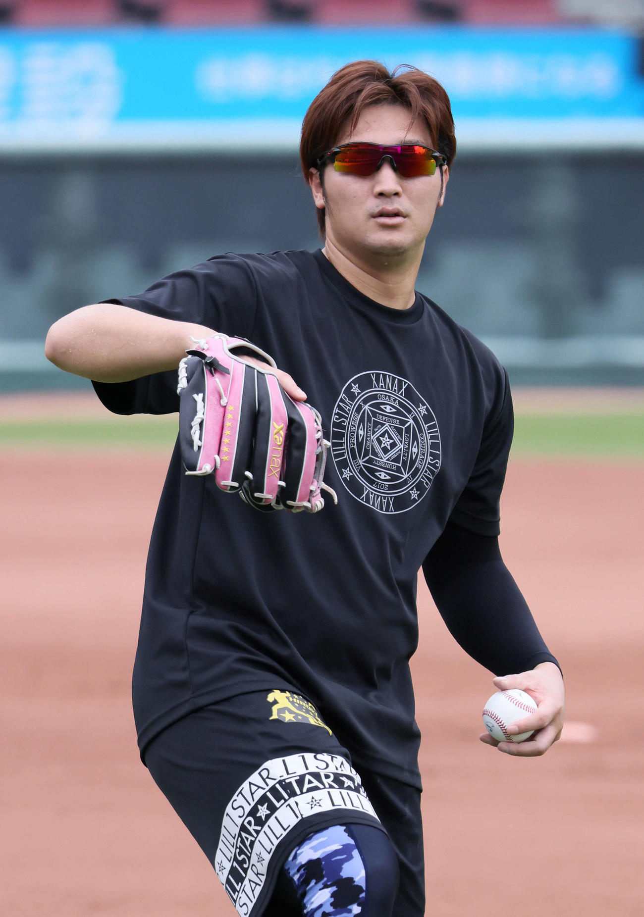 投手指名練習で、キャッチボールをする広島床田（撮影・加藤孝規）