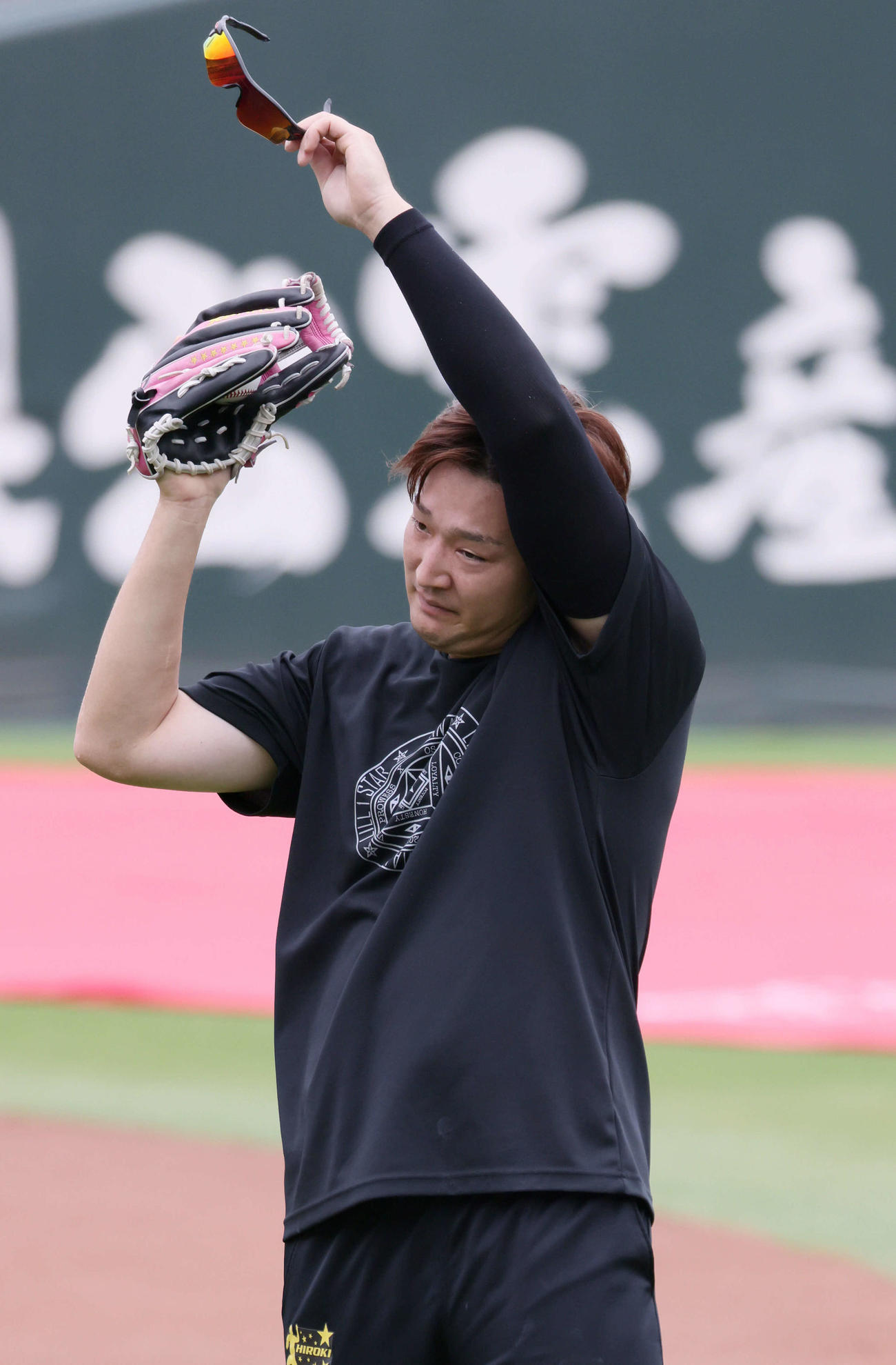 投手指名練習で、キャッチボールをする広島床田（撮影・加藤孝規）