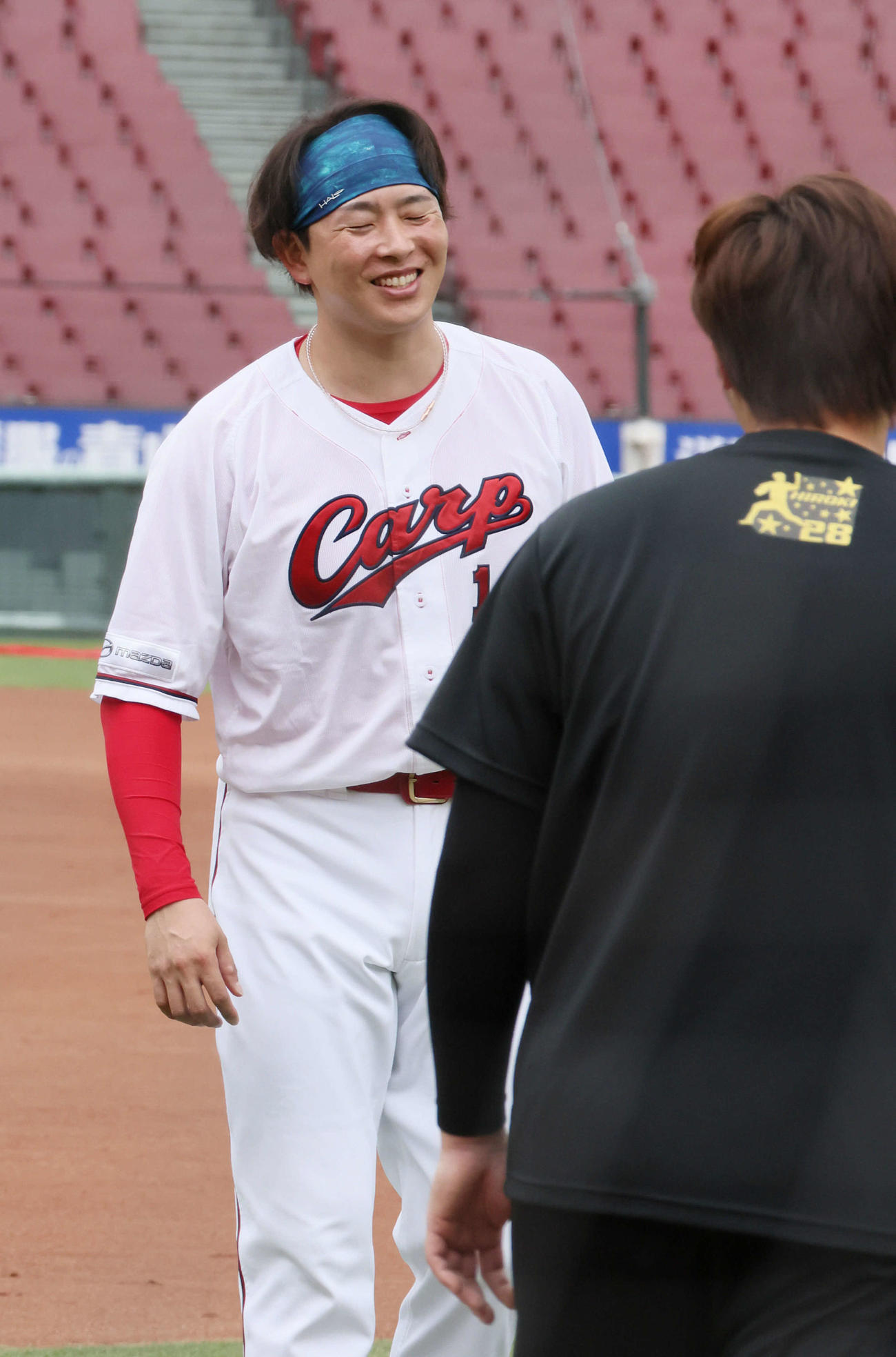 投手指名練習で、床田と笑顔で話し合う広島大瀬良（撮影・加藤孝規）