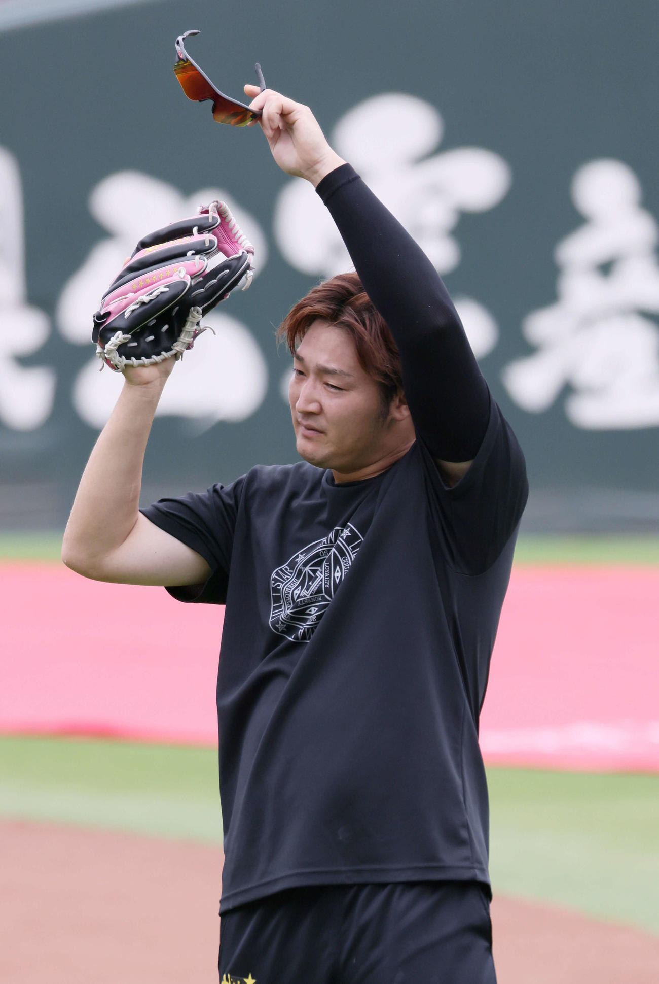 投手指名練習で、キャッチボールをする広島床田（撮影・加藤孝規）
