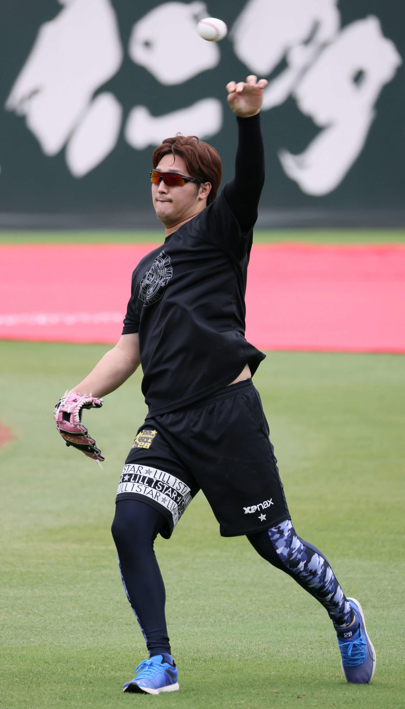 投手指名練習で、キャッチボールをする広島床田（撮影・加藤孝規）