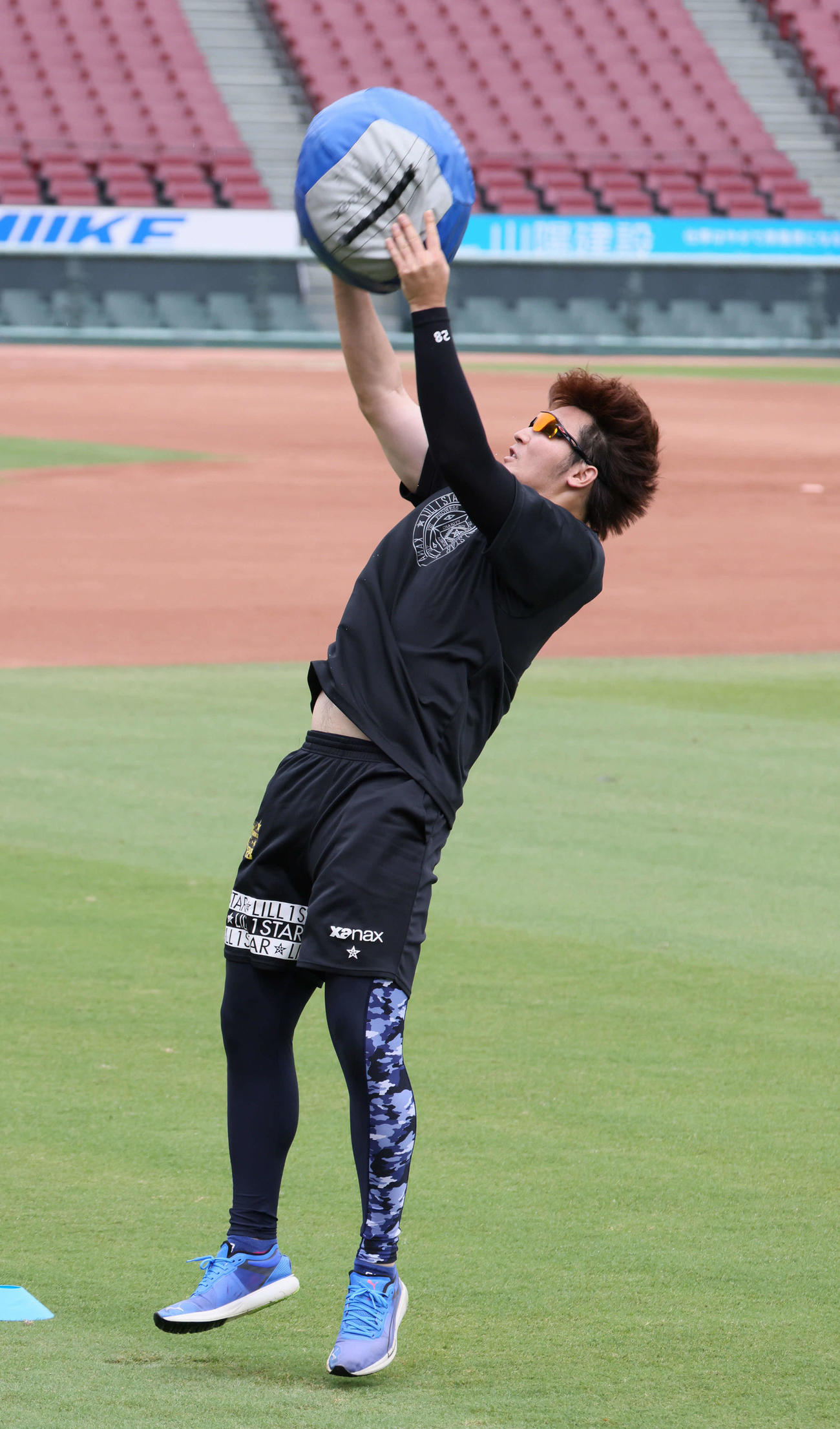 投手指名練習で、メディシンボールを投げる広島床田（撮影・加藤孝規）