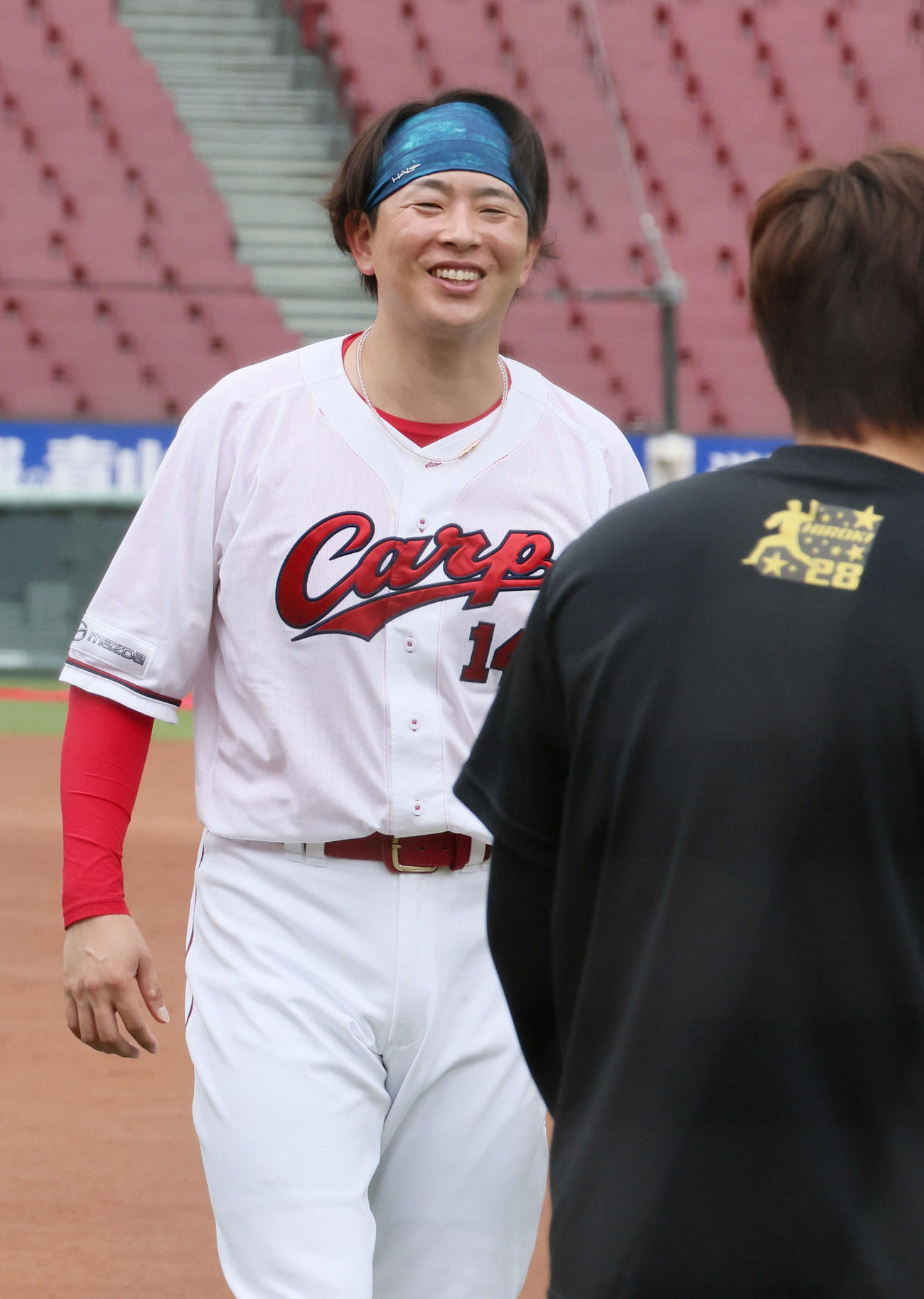 投手指名練習で、床田と笑顔で話し合う広島大瀬良（撮影・加藤孝規）