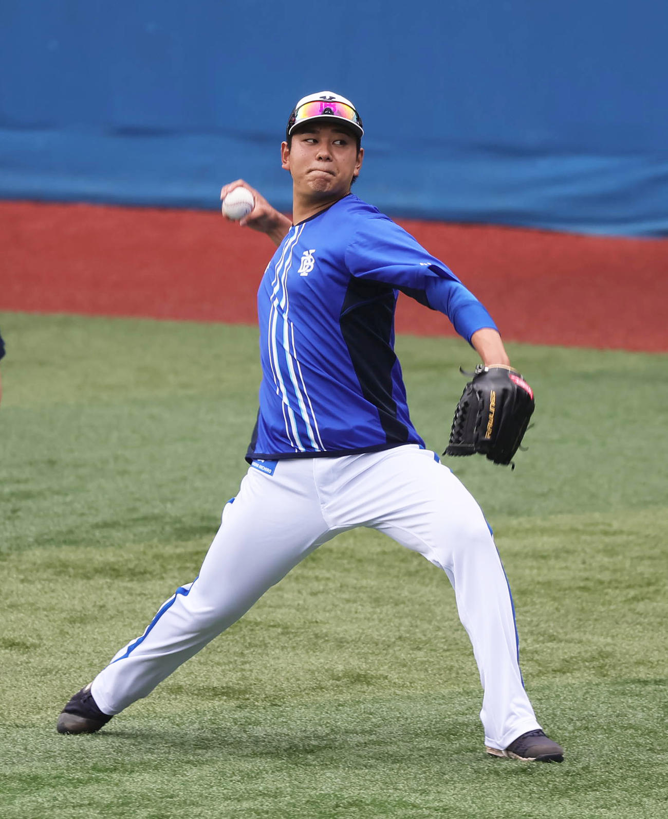 ＤｅＮＡ対中日　キャッチボールで調整するＤｅＮＡ吉野（撮影・足立雅史）