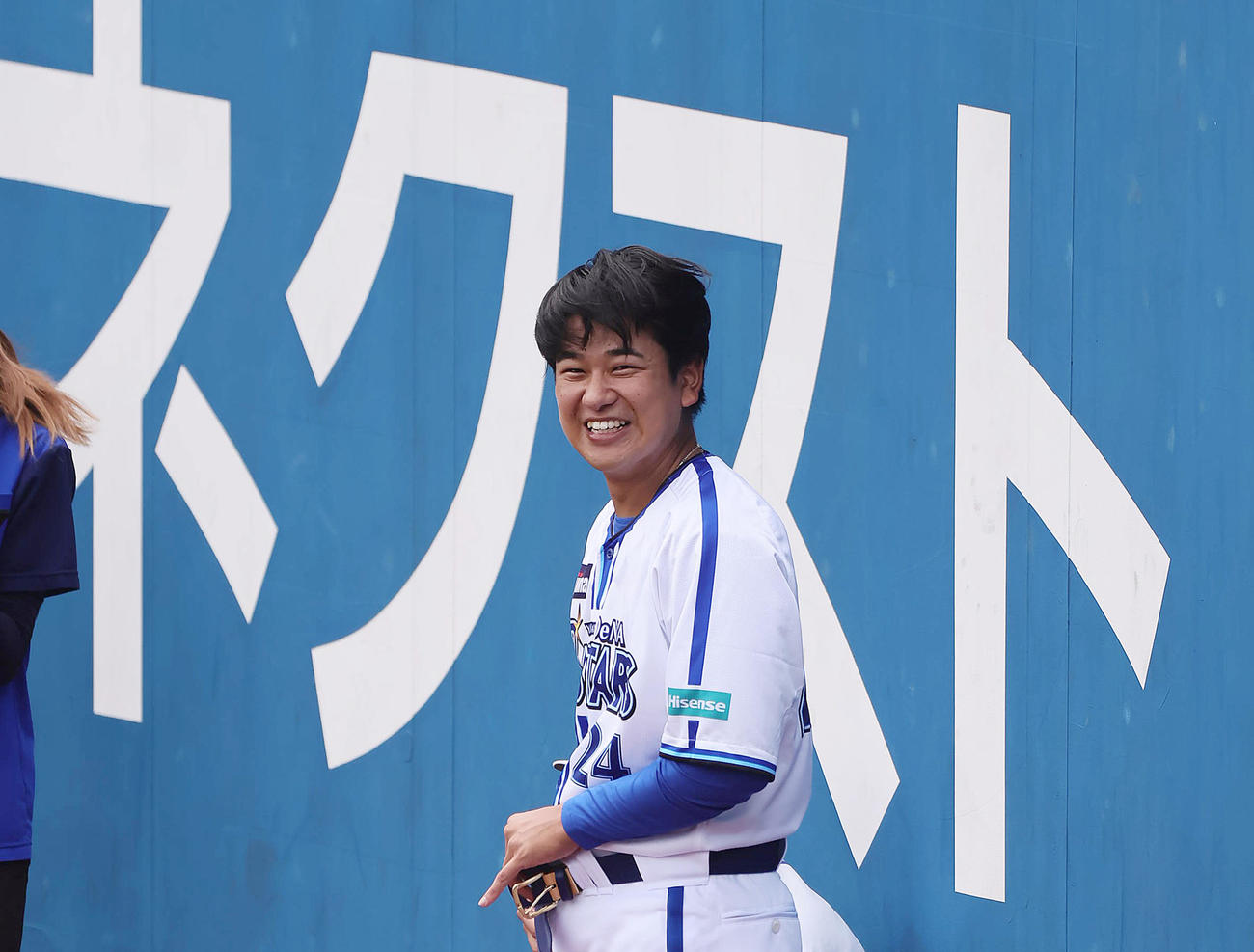 練習中、笑顔を見せるDeNA吉野（撮影・足立雅史）