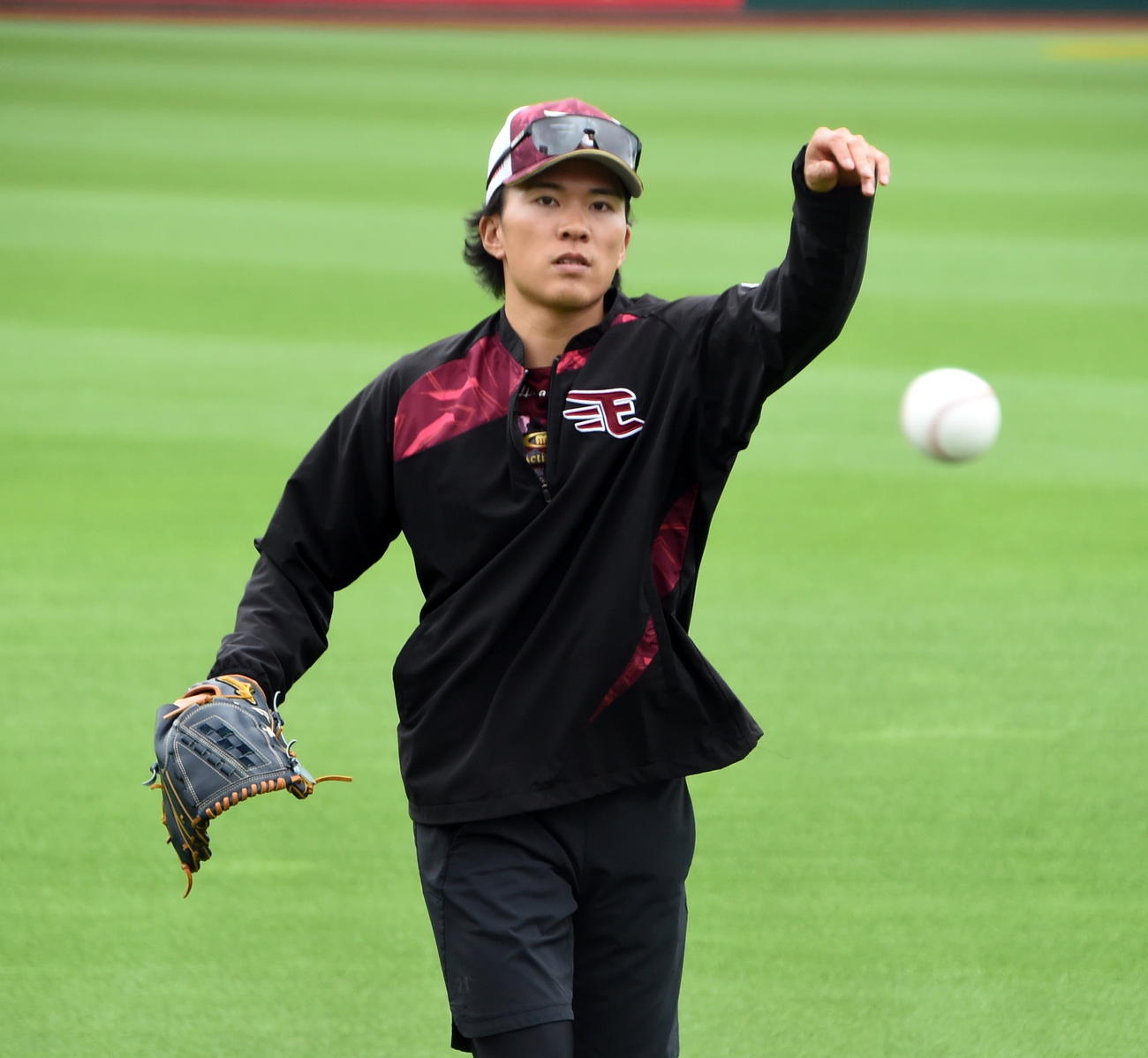 ソフトボールの投手のようにボールを投げ込む楽天早川（撮影・山田愛斗）