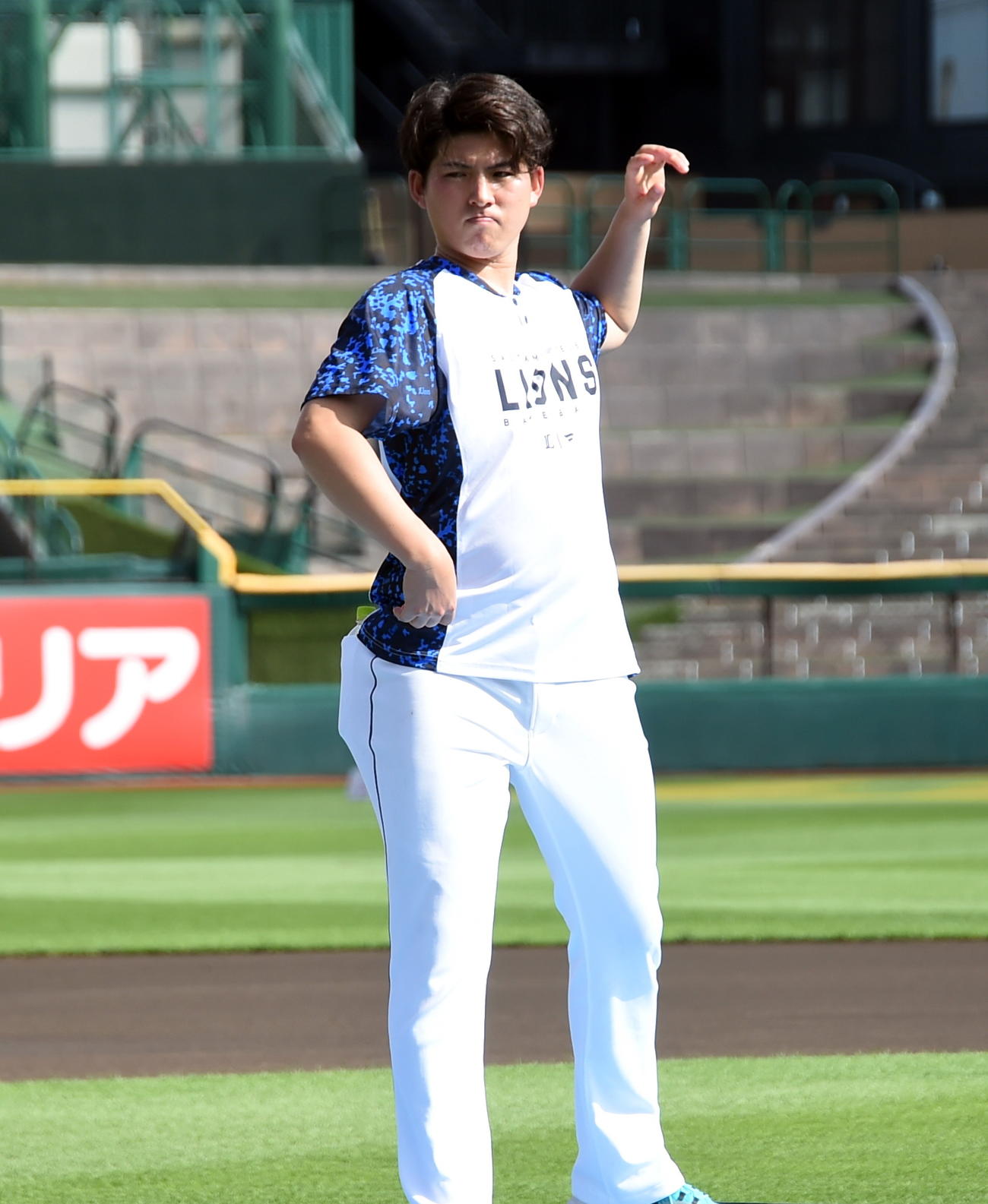 シャドーピッチングをする西武武内（撮影・山田愛斗）