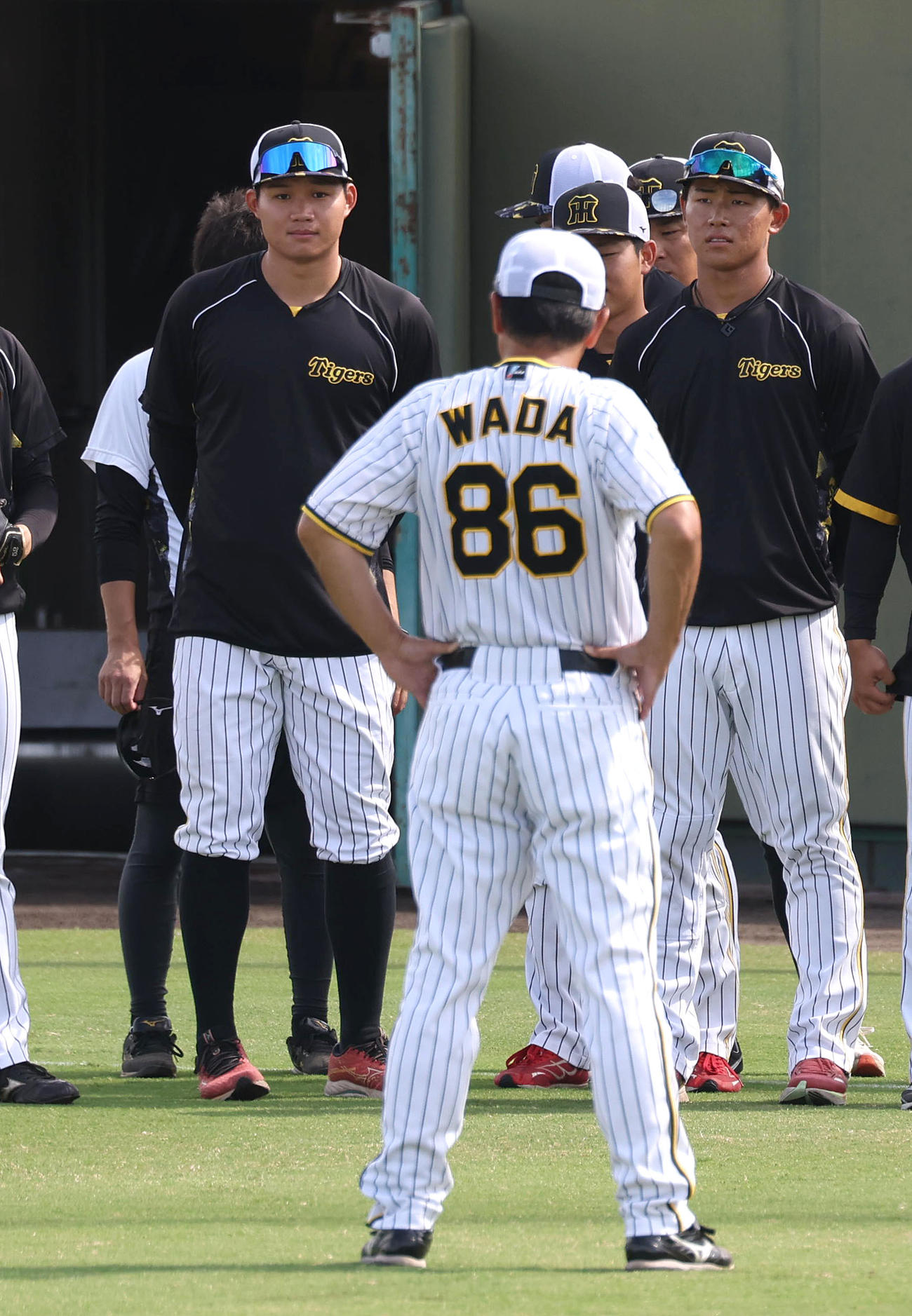 ウエスタンリーグ阪神対くふうハヤテ　練習前の和田監督の話を聞く阪神森下（左）（2024年7月9日撮影）