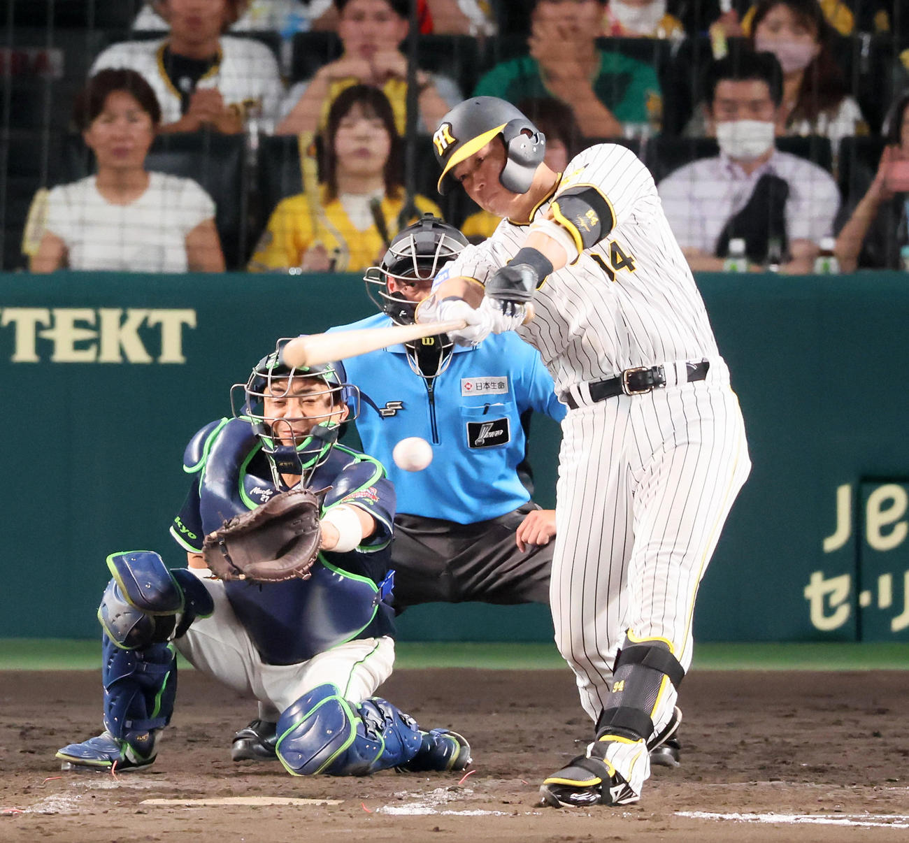阪神対ヤクルト　9回裏阪神2死一塁、代打原仁は左前打を放つ（2024年7月9日撮影）