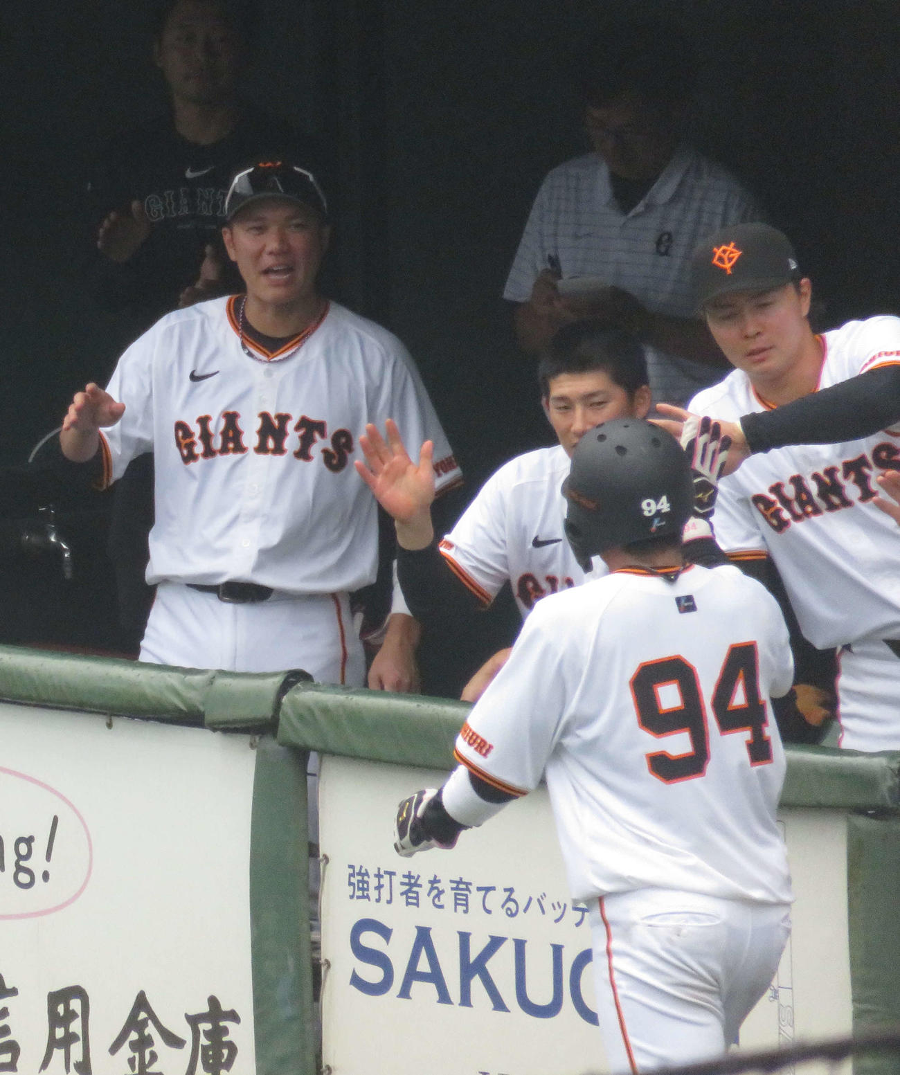 ベンチで拍手して出迎える巨人坂本（左）