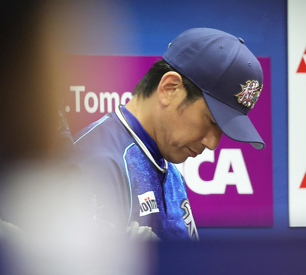 DeNA対中日　ベンチでうつむくDeNA三浦大輔監督（撮影・足立雅史）