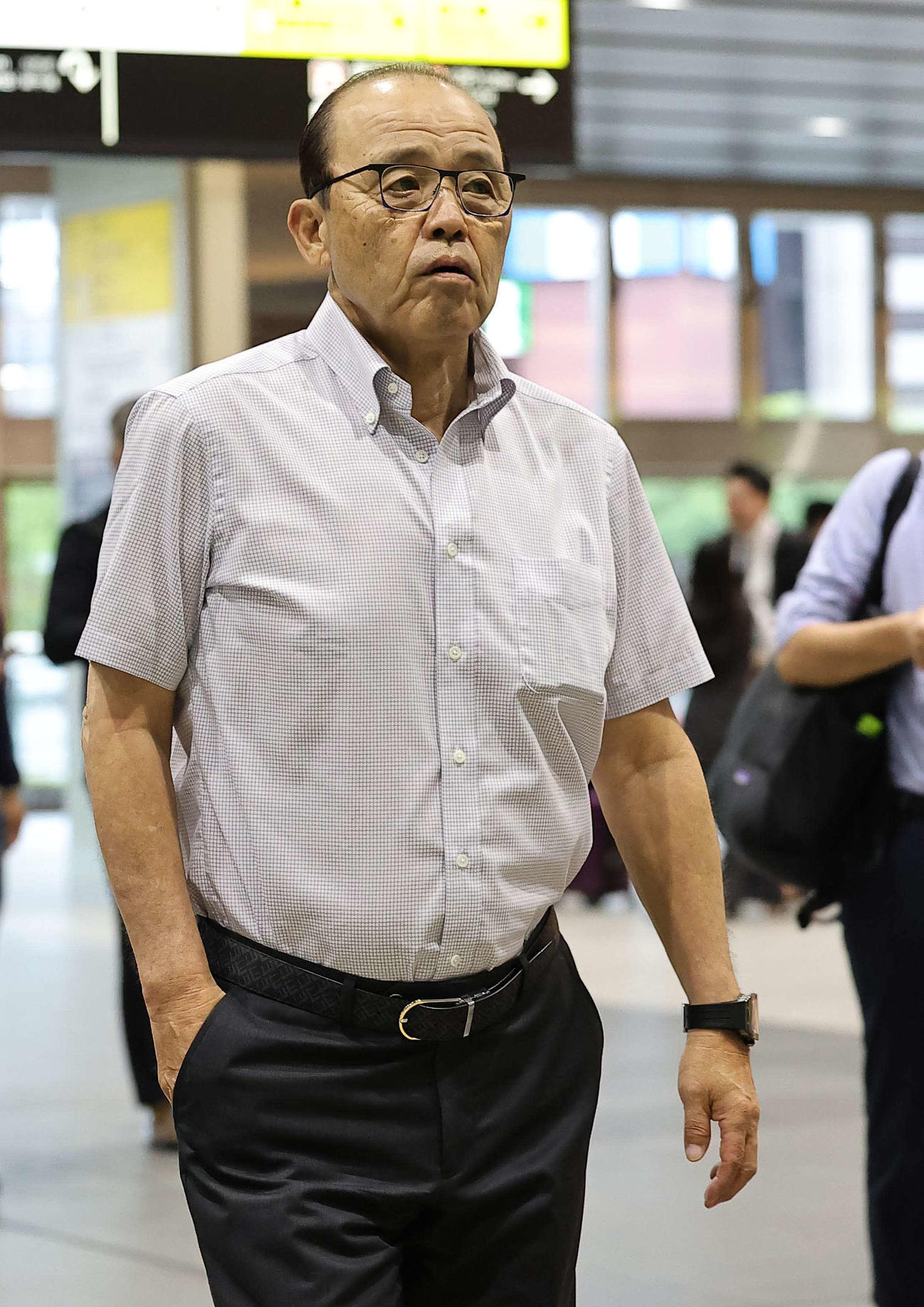 名古屋へ移動するため新大阪駅を歩く阪神岡田監督（撮影・上田博志）