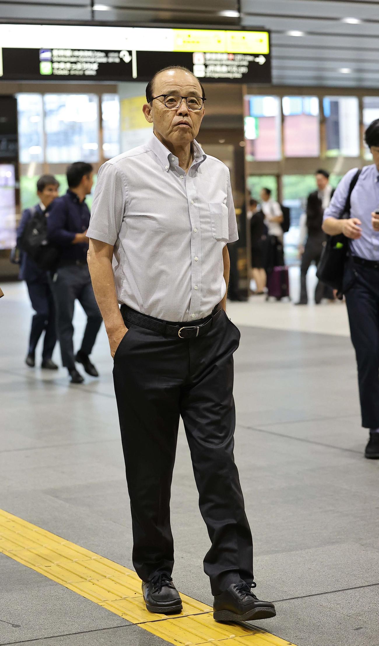 名古屋へ移動する岡田監督（撮影・上田博志）