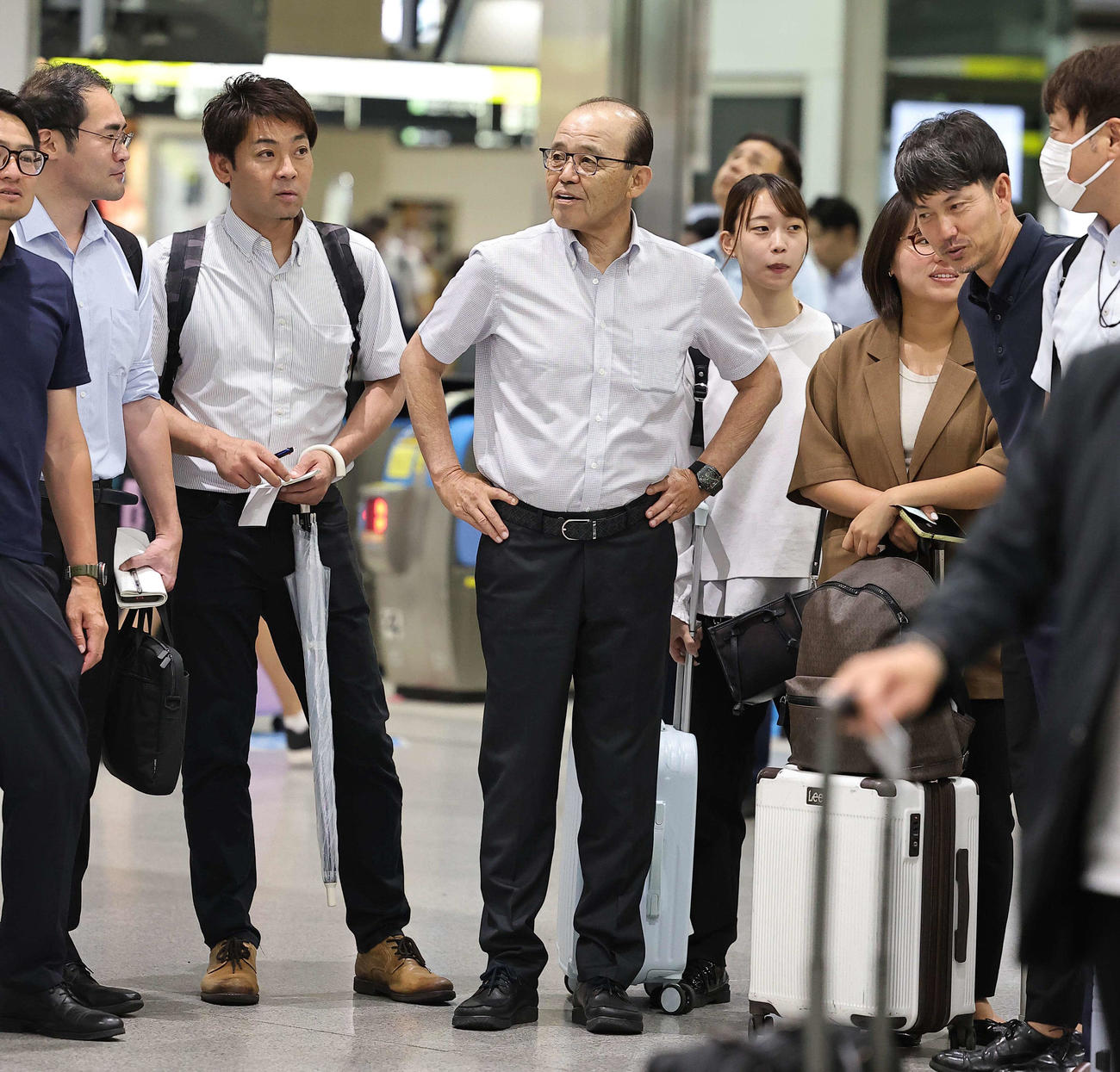 新大阪駅で記者と話す阪神岡田監督（撮影・上田博志）