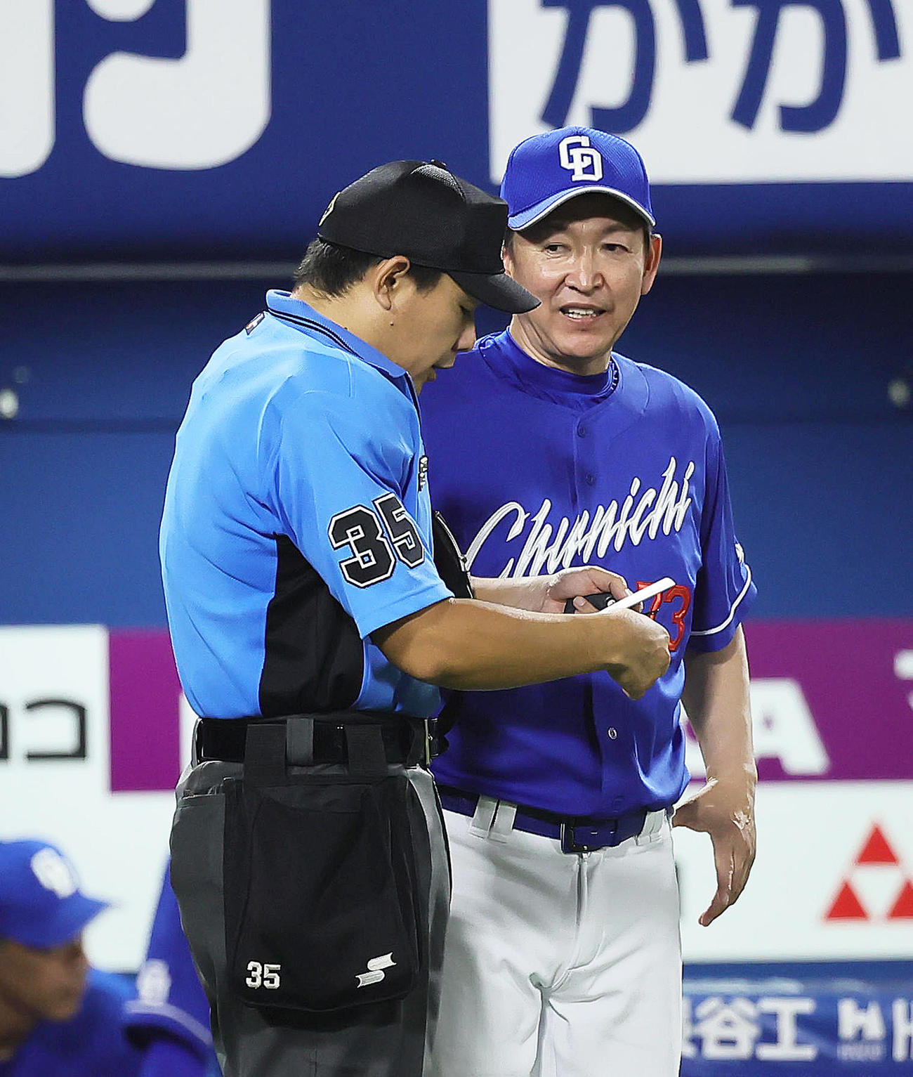 DeNA対中日　選手交代を告げる中日立浪監督（撮影・足立雅史）