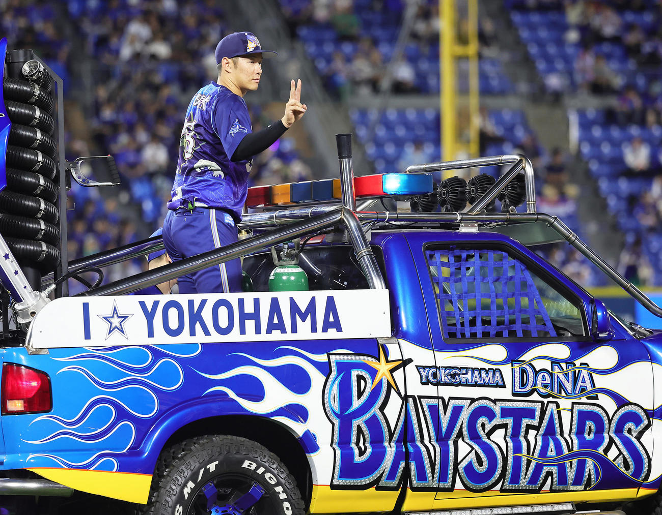 DeNA対中日　車の上でピースするDeNA京田（撮影・足立雅史）