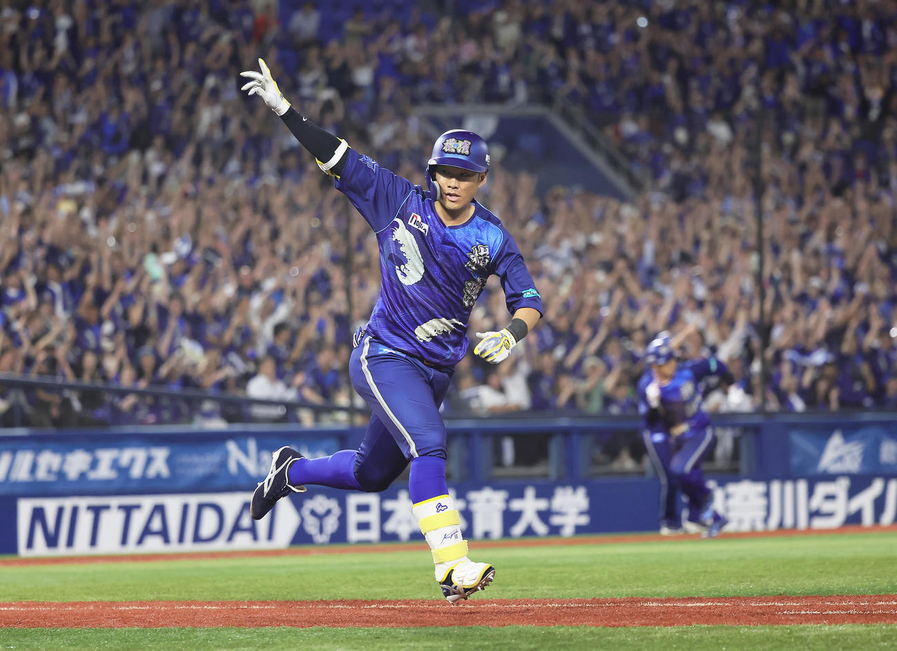 DeNA対中日　10回裏DeNA1死三塁、京田はサヨナラ打を放ち歓喜する（撮影・足立雅史）