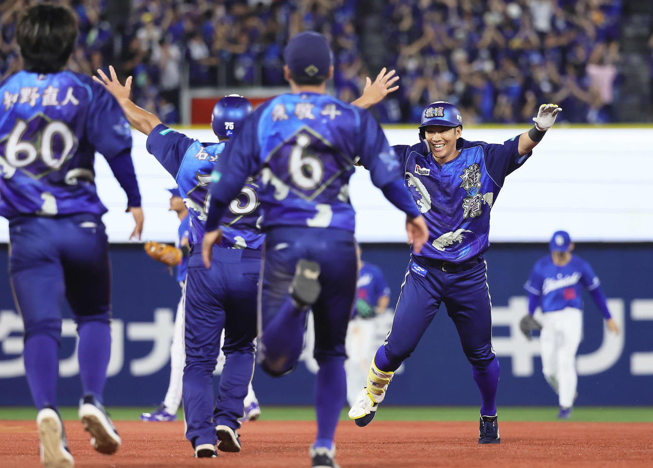 DeNA対中日　10回裏DeNA1死三塁、京田（右端）はサヨナラ打を放ち歓喜する（撮影・足立雅史）