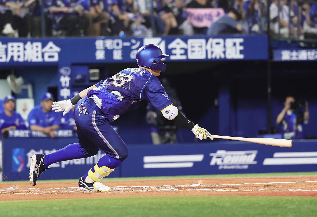 DeNA対中日　10回裏DeNA1死三塁、京田はサヨナラ打を放つ（撮影・足立雅史）