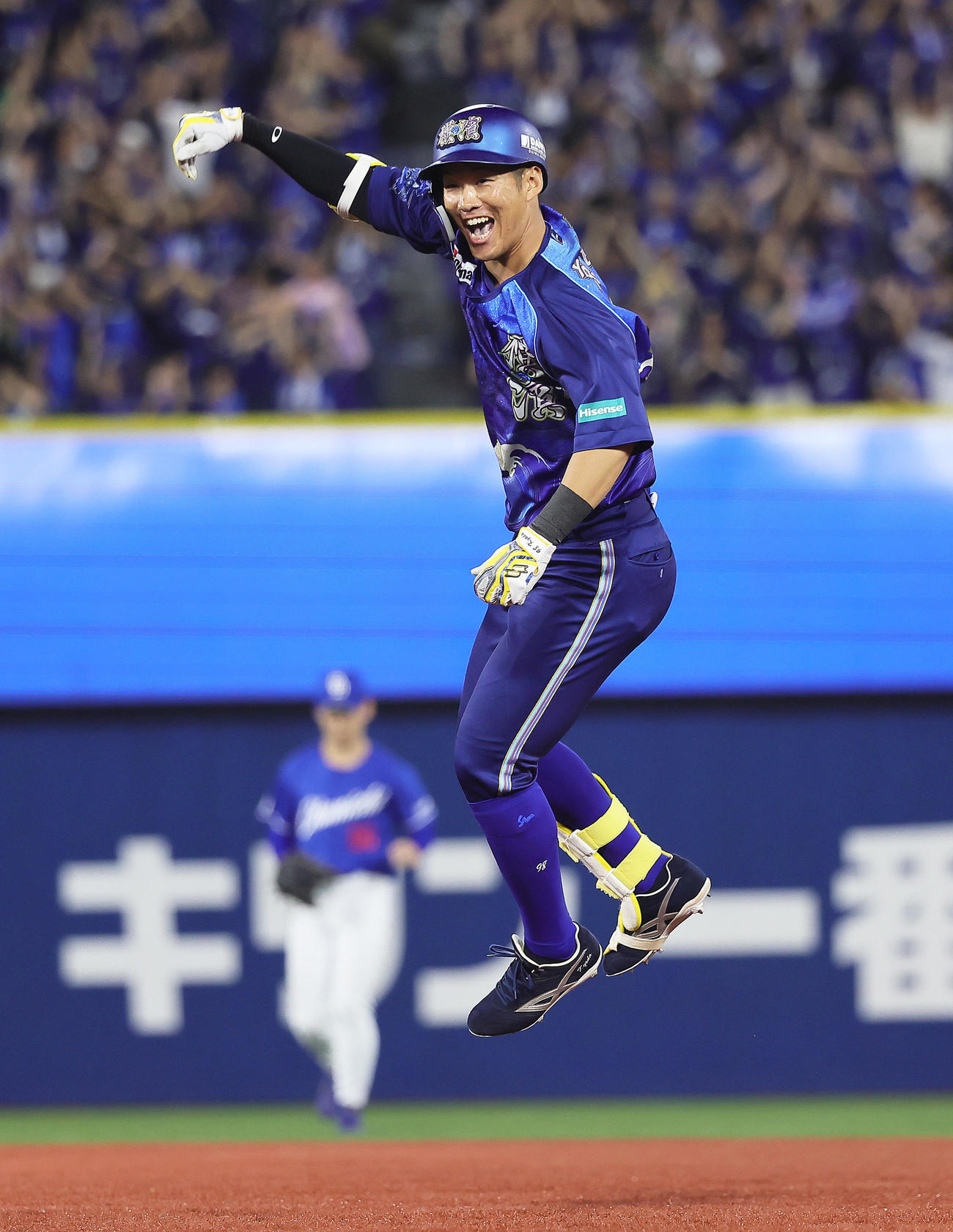 DeNA対中日　10回裏DeNA1死三塁、京田はサヨナラ打を放ち歓喜のジャンプ（撮影・足立雅史）