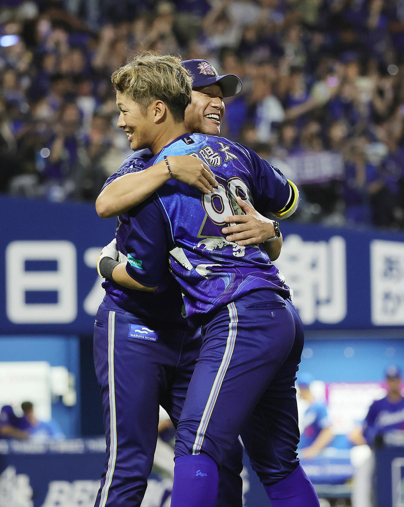 DeNA対中日　10回裏DeNA1死三塁、サヨナラ打の京田（右）と笑顔で抱き合う三浦監督（撮影・足立雅史）