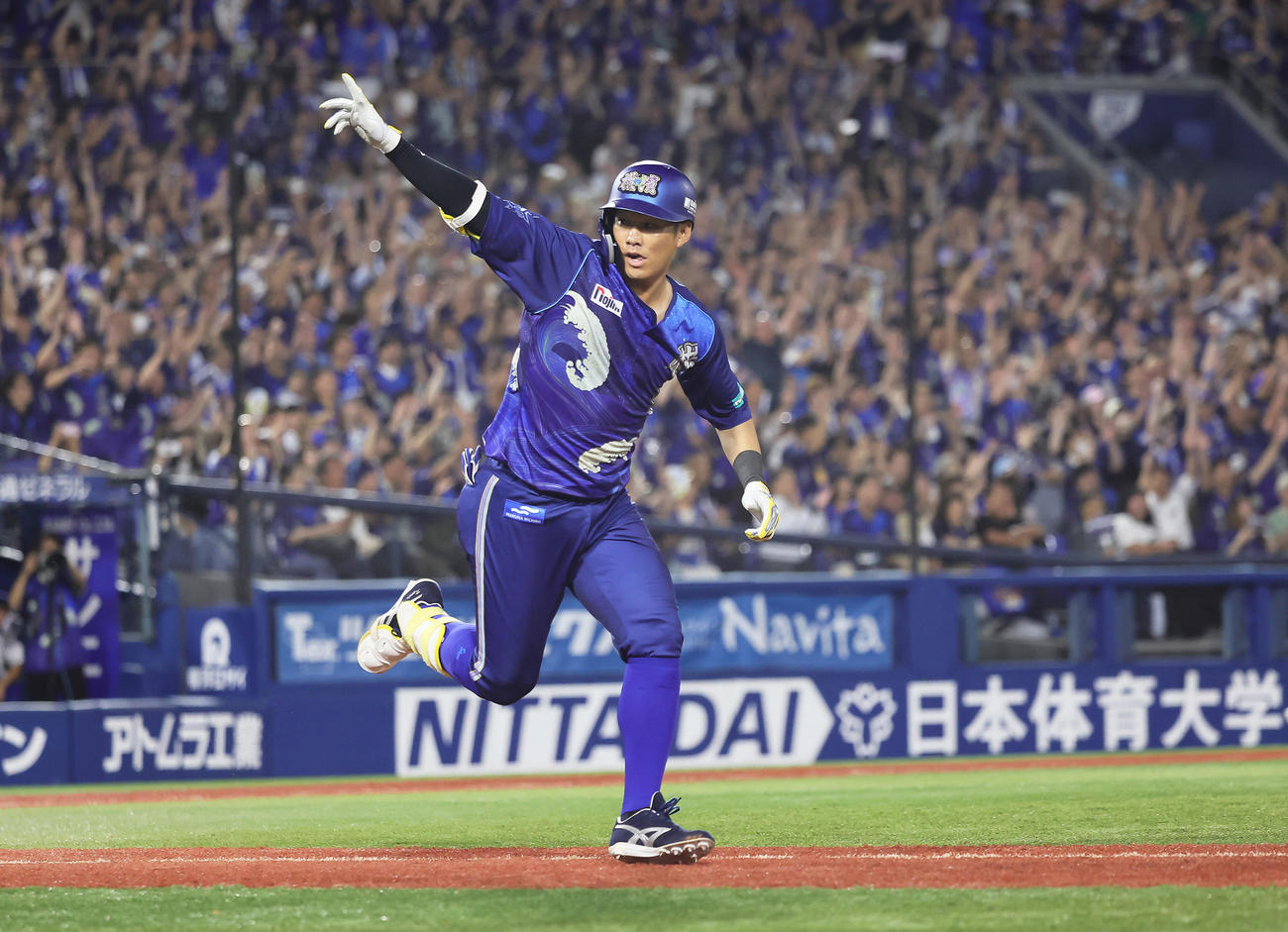 DeNA対中日　10回裏DeNA1死三塁、京田はサヨナラ打を放ち歓喜する（撮影・足立雅史）